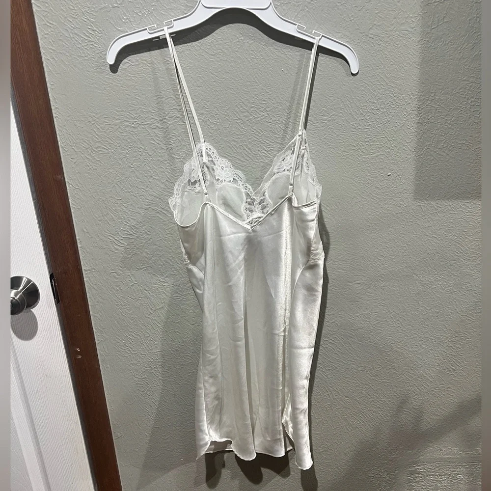 Vintage Victoria's Secret White Satin Lace Chemise Bridal White Size M EUC - Picture 3 of 4